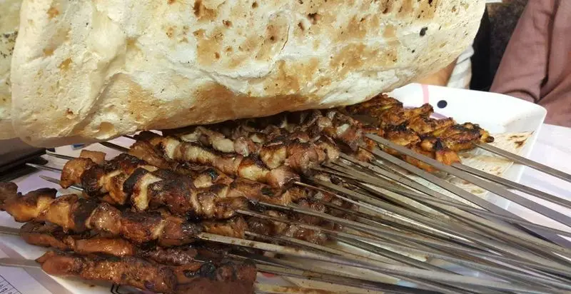 جگرکی بهار نارنج: لذت کباب تازه و اصیل ایرانی. ده‌ها سیخ جگر، دل و جوجه کباب آبدار کنار نان داغ سنتی، آماده سرو.