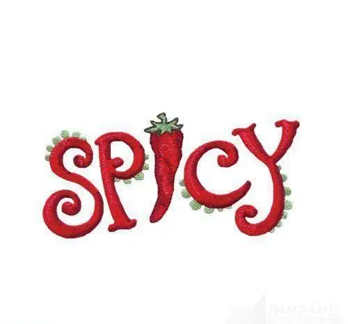 تصویر لوگو کلمه اسپایسی با فونت گلدوزی قرمز و لبه‌های سبز، جایگزینی حرف I با فلفل چیلی قرمز تند برای پیتزا اسپایسی.