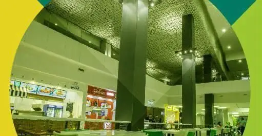 فودکورت چارسو: فضای داخلی شیک و بزرگ با انواع غرفه‌های غذایی محبوب، محیطی عالی برای ناهار و شام در مرکز خرید چارسو.