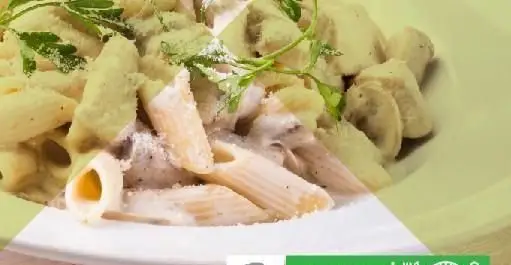 تصویری از پاستا پنه با تکه‌های مرغ و سس سفید خامه‌ای، تزیین شده با جعفری، غذایی محبوب از منوی فودکورت چارسو.