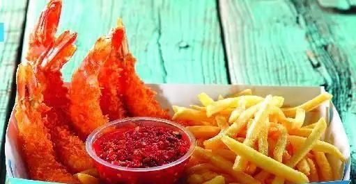 میگو سوخاری و سیب زمینی سرخ کرده طلایی با سس تند، یک غذای لذیذ و پرطرفدار از فودکورت فودکورت چارسو.