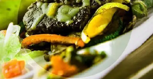 بشقاب غذای اصلی فودکورت چارسو: خوراک یا استیک با پنیر، همراه هویج و کدو گریل شده و سالاد تازه برای تجربه‌ای خوشایند.