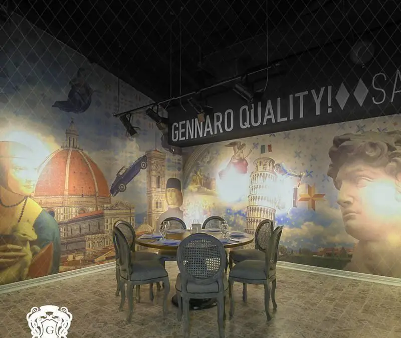 فضای داخلی رستوران ایتالیایی جنارو کوروش با دکوراسیون هنری، نقاشی‌های دیواری از جاذبه‌های ایتالیا و میز ناهارخوری شیک.