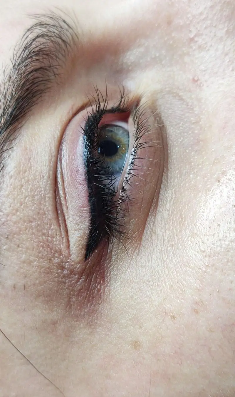 عکس نزدیک از تاتو خط چشم دائم و بن مژه بسیار ظریف و مشکی، نمونه کار حرفه ای آرایش دائم چشم برای خانم های شیک پسند