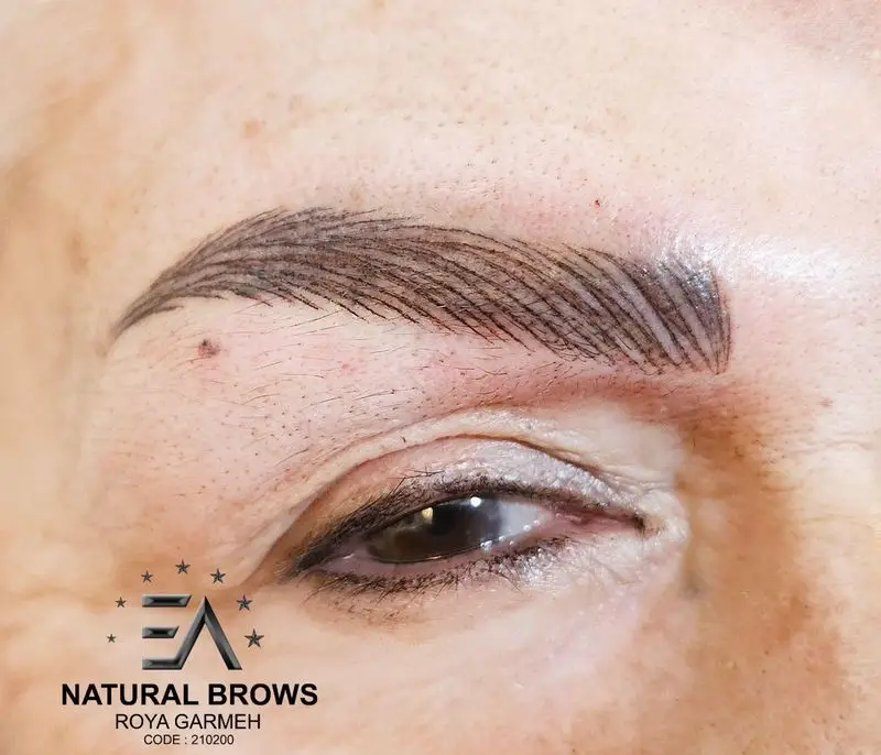نمونه کار میکروبلیدینگ و فیبروز ابرو با خطوط بسیار ظریف و طبیعی شبیه به موی واقعی در مرکز تخصصی آرایش دائم رویا گرمه