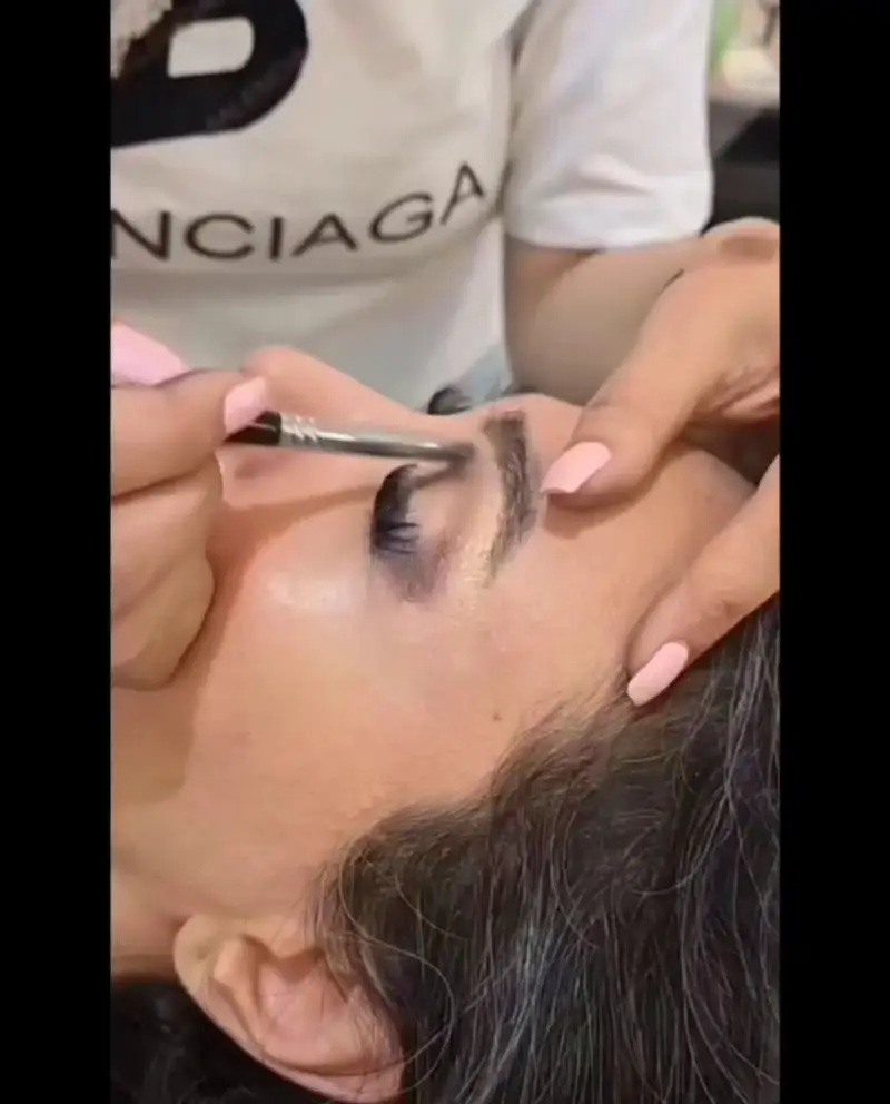 زیباسازی و طراحی حرفه‌ای ابرو برای مشتریان عزیز در سالن آرایش و زیبایی رویا. خدمات تخصصی با کیفیت بالا و ماندگار.