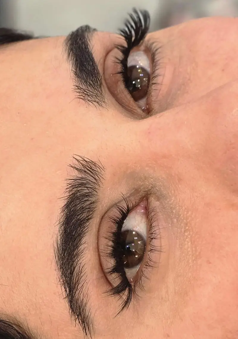 نمونه کار حرفه‌ای اکستنشن مژه والیوم مشکی و پرپشت به همراه لیفت و مرتب‌سازی ابروهای طبیعی در سالن زیبایی تخصصی