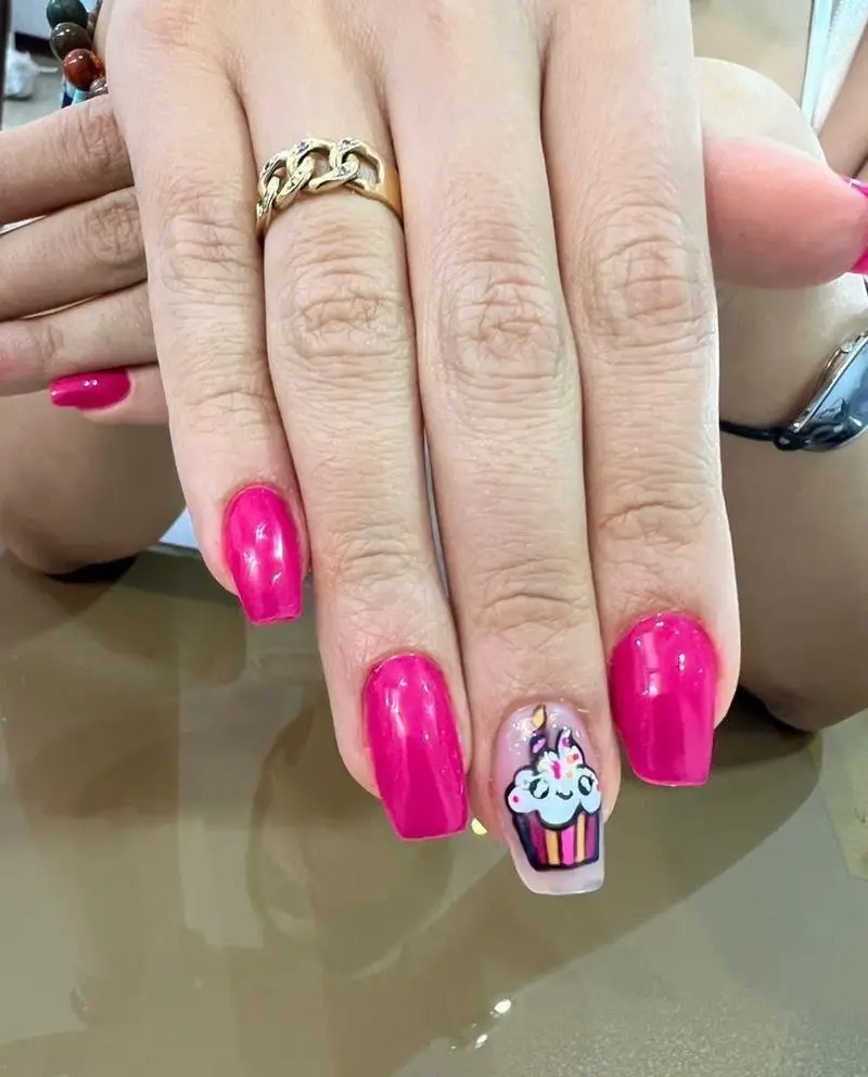 ژلیش ناخن صورتی جیغ به همراه طراحی فانتزی کاپ کیک روی ناخن انگشت حلقه، مناسب برای دیزاین ناخن تولد و کاشت ناخن دخترانه
