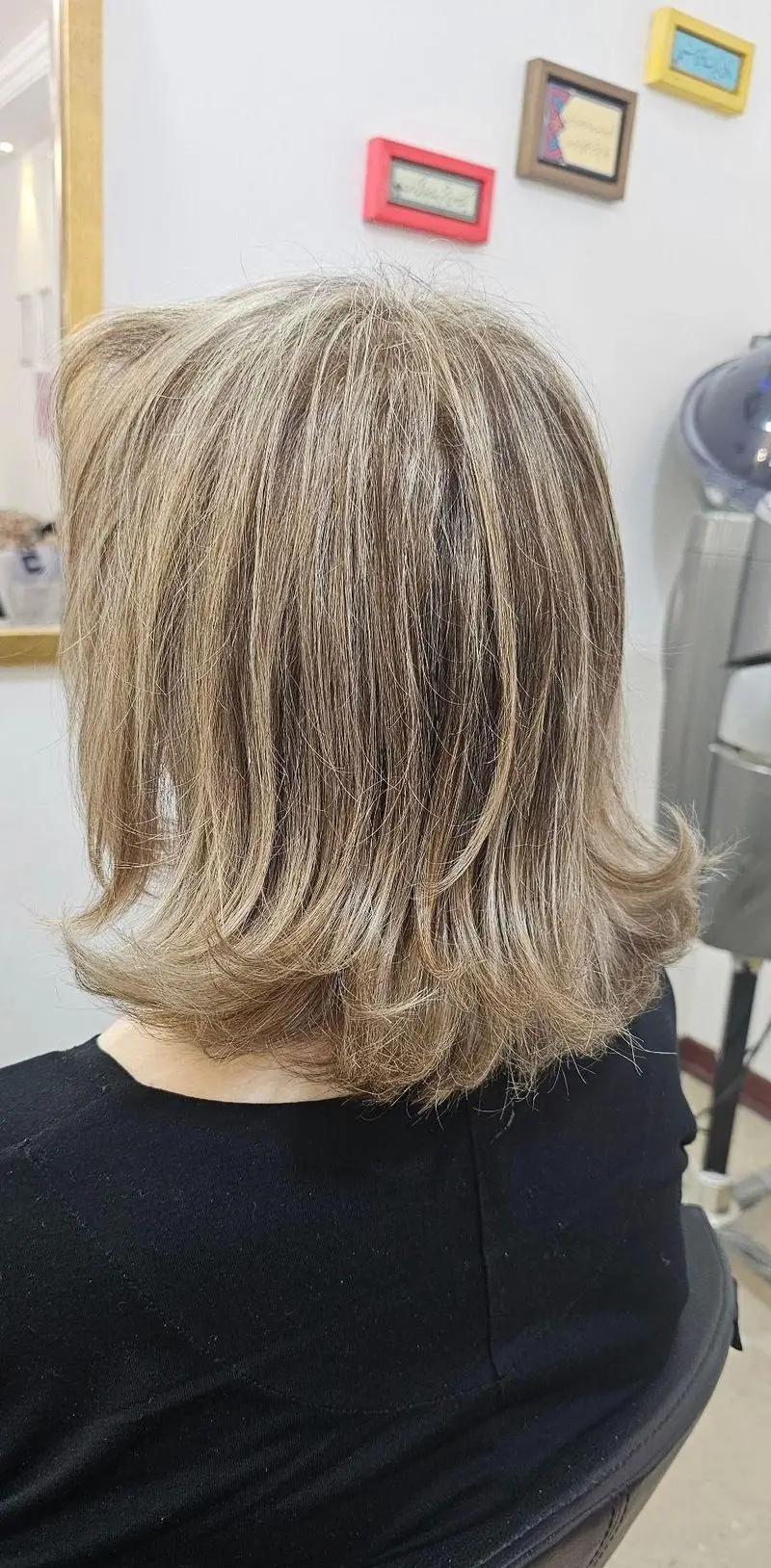 مدل رنگ و لایت موی کوتاه زنانه با هایلایت‌های روشن و شیک نسکافه‌ای روی پایه قهوه‌ای همراه با سشوار مجلسی و حالت‌دار
