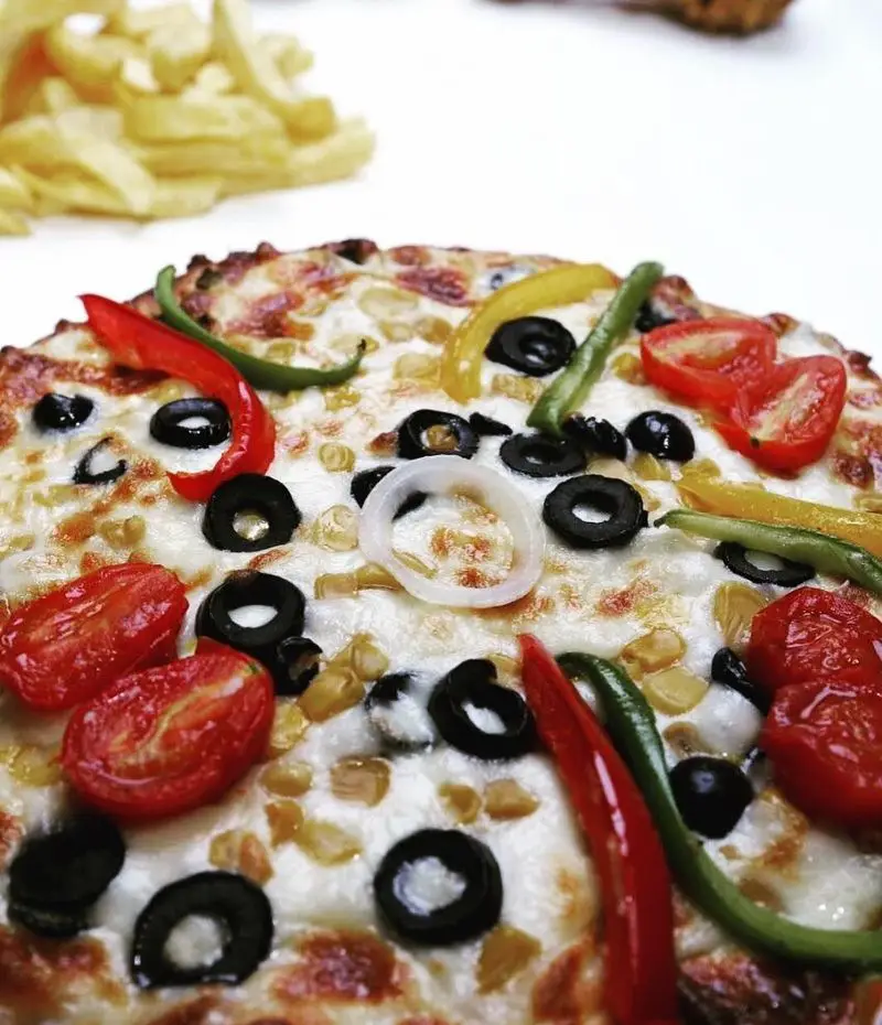 پیتزا تنوری پاروت: پیتزای سبزیجات ویژه با زیتون، فلفل دلمه‌ای، ذرت و گوجه گیلاسی، همراه سیب‌زمینی سرخ‌کرده. طعمی بی‌نظیر.