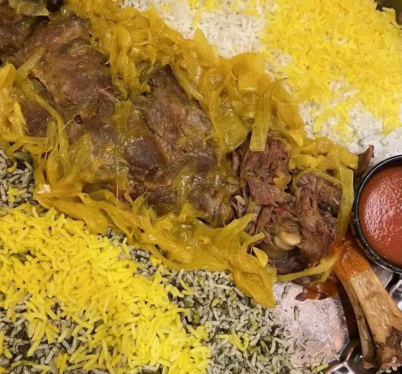 غذای رستوران VIP پویا: باقالی پلو با ماهیچه گوسفندی، برنج زعفرانی و سفید. طعم اصیل غذای ایرانی در محیطی VIP.