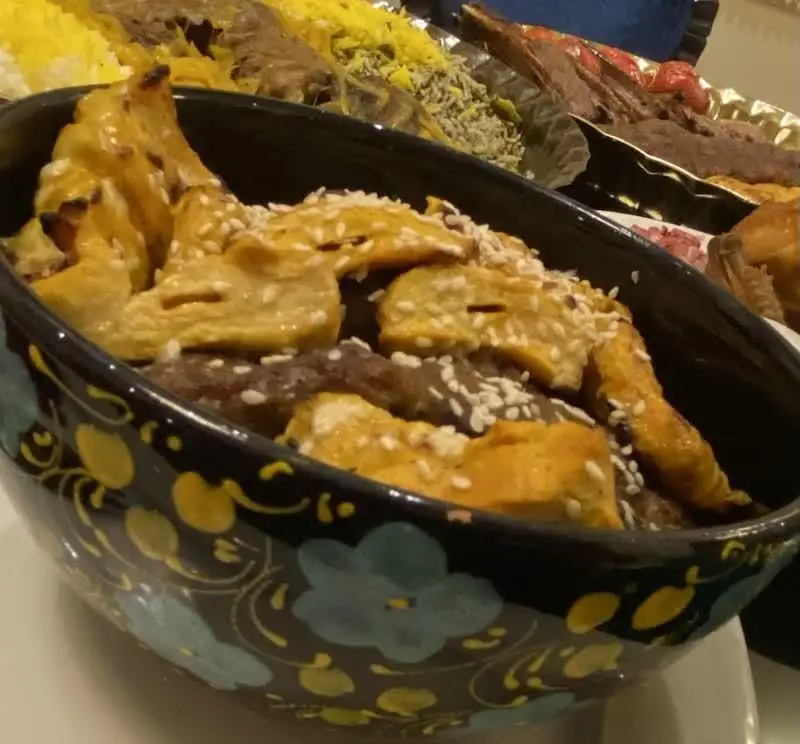 دیسی لذیذ از غذای سنتی و باکیفیت ایرانی شامل گوشت، کنجد، سیب‌زمینی سرخ‌شده و پلوهای خوش‌عطر در رستوران VIP پویا.