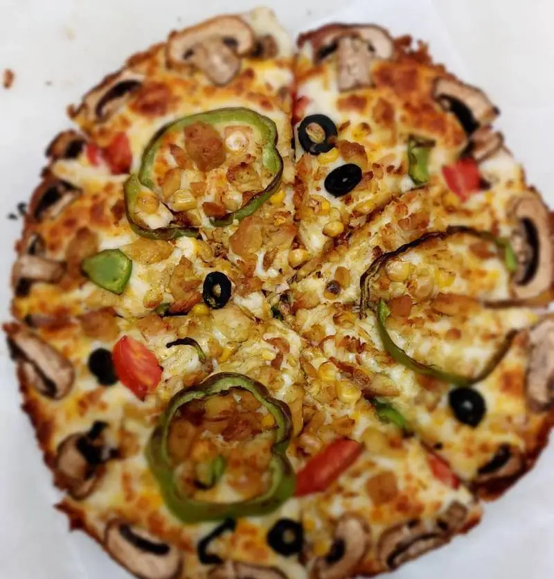 پیتزا قارچ و مرغ خوشمزه پیتزا بچه محل با فلفل دلمه، ذرت و زیتون، بهترین انتخاب برای سفارش غذای آنلاین و سریع.