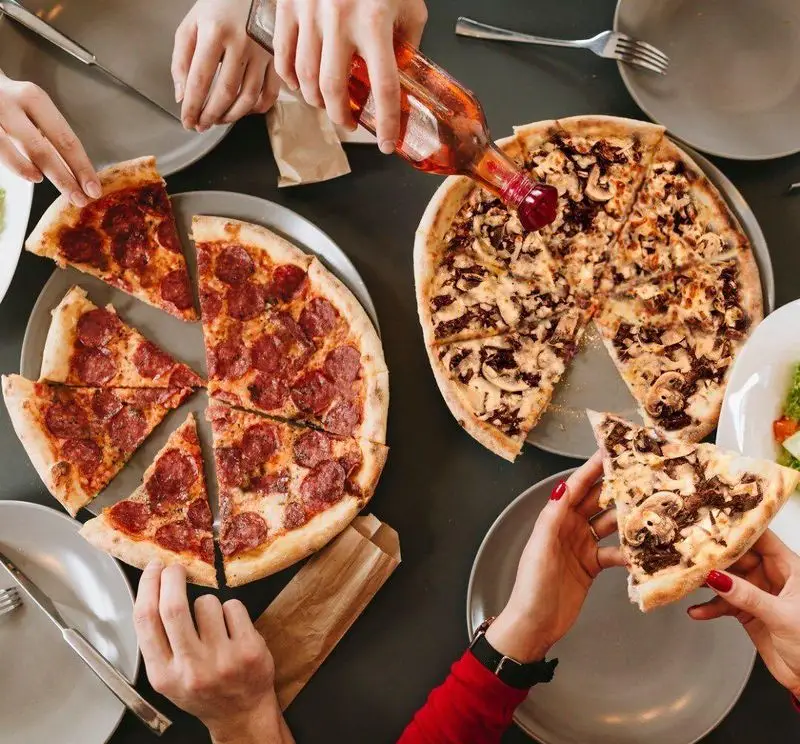 تجربه طعم لذیذ پیتزاهای پپرونی و قارچ در تله پیتزا شعبه پیروزی، لحظات دلنشین دورهمی و اضافه کردن سس تند به پیتزا.