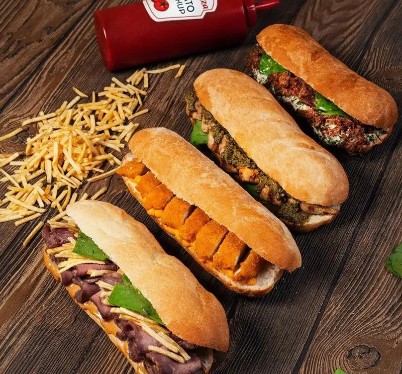 چهار ساندویچ لقمه‌ای خوشمزه از تله پیتزا (شعبه پیروزی) شامل رست بیف، شنیسل مرغ، مرغ با سس پستو و گوشت ویژه، با سیب‌زمینی خلالی و کچاپ.