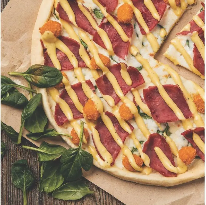 پیتزا تله پیتزا شعبه پیروزی: پیتزایی جذاب با پاسترامی، سس مخصوص زرد، پنیر، اسفناج تازه و ناگت‌های سوخاری. ایده‌آل برای سفارش آنلاین.