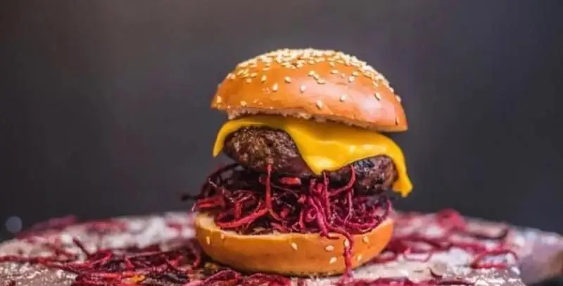 همبرگر دوبل پنیری با نان کنجدی و چغندر قرمز مخصوص فست فود تاپاس فودبار، تجربه ای لذیذ از غذای آماده.