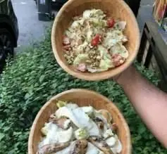 دو کاسه سالاد تازه و سالم تاپاس فودبار. از منوی متنوع فست فود تاپاس فودبار لذت ببرید. بهترین گزینه برای غذای رژیمی و گیاهی.