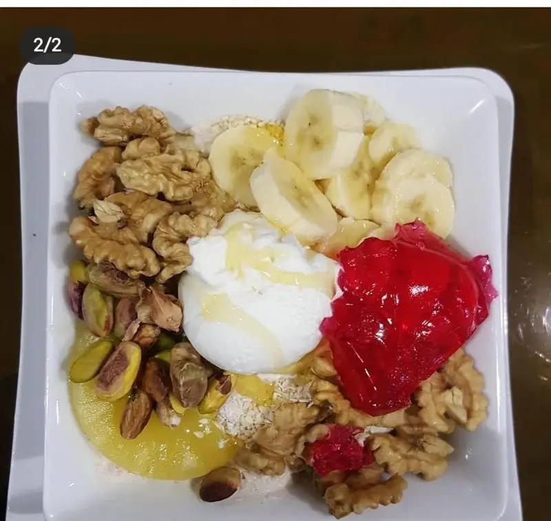 دسر ویتامینه میزبان: یک بشقاب رنگارنگ و مقوی با بستنی، موز، گردو، پسته، ژله، عسل و انواع میوه تازه. لذت طعمی بی‌نظیر.