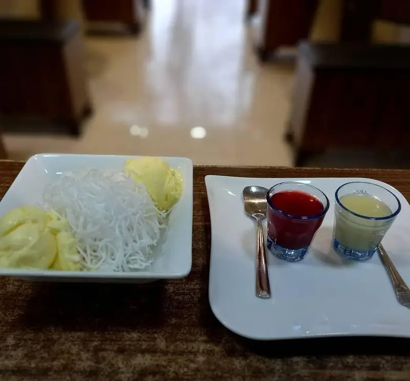 دسر لذیذ و مقوی ویتامینه میزبان شامل بستنی میوه‌ای، فالوده رشته‌ای و شربت‌های تازه میوه در محیطی دلنشین.