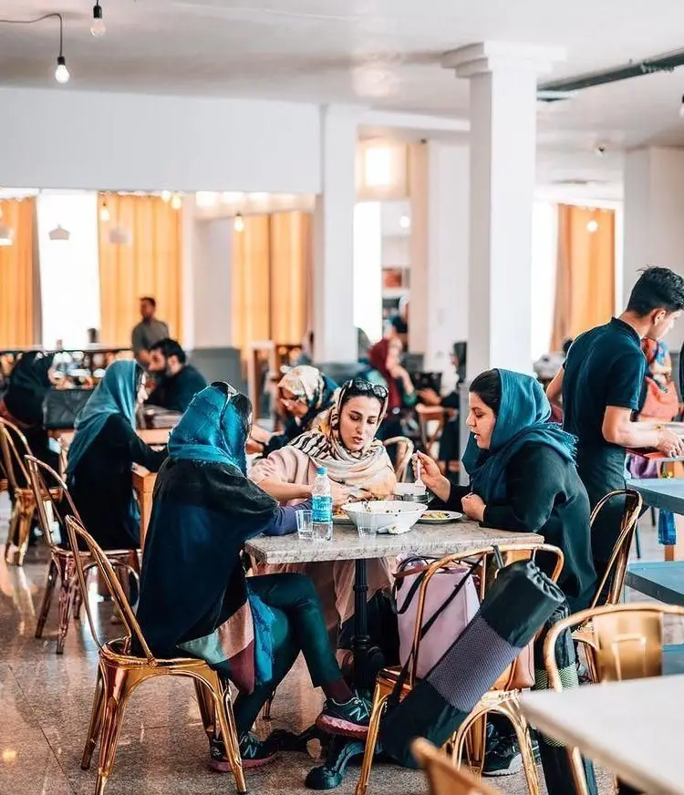 مشتریان در فست فود شیکاگو گریل، در فضایی مدرن و دلنشین، در حال لذت بردن از غذای خوشمزه. محیطی ایده‌آل برای تجربه طعم واقعی.