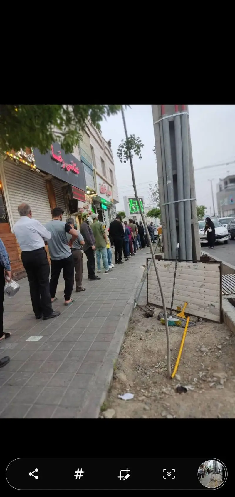 صف طولانی مشتریان جلوی فروشگاه حلیم فرزین در خیابان، نشان‌دهنده استقبال زیاد از حلیم و آش این کسب و کار محبوب.