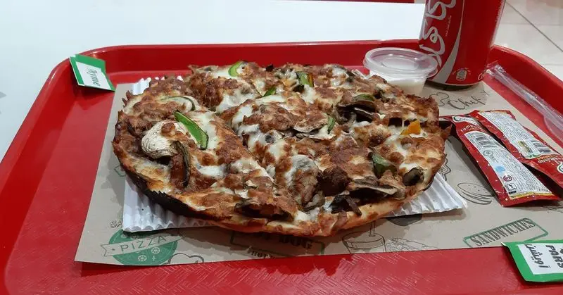 پیتزای قارچ و فلفل دلمه‌ای لذیذ فست فود زینگر با پنیر طلایی و آویشن، سرو شده با کوکاکولا، سس کچاپ و سس سفید روی سینی.