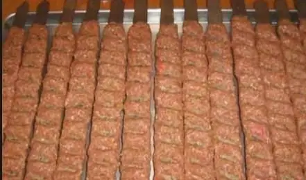 سیخ‌های کباب کوبیده تازه و لذیذ کبابی کبابسرای نیک، آماده برای پخت و سرو، با استفاده از بهترین گوشت و مواد اولیه مرغوب.