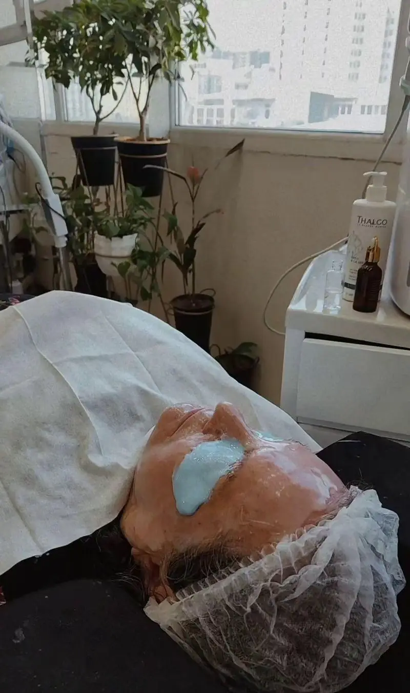 درمان پوست در سالن زیبایی ملکه شادلی، صورت با ماسک آبی، مراقبت از پوست، زیبایی، جوانی، شادابی و درخشندگی پوست، سالن زیبایی و عروس سرای ملکه شادلی.