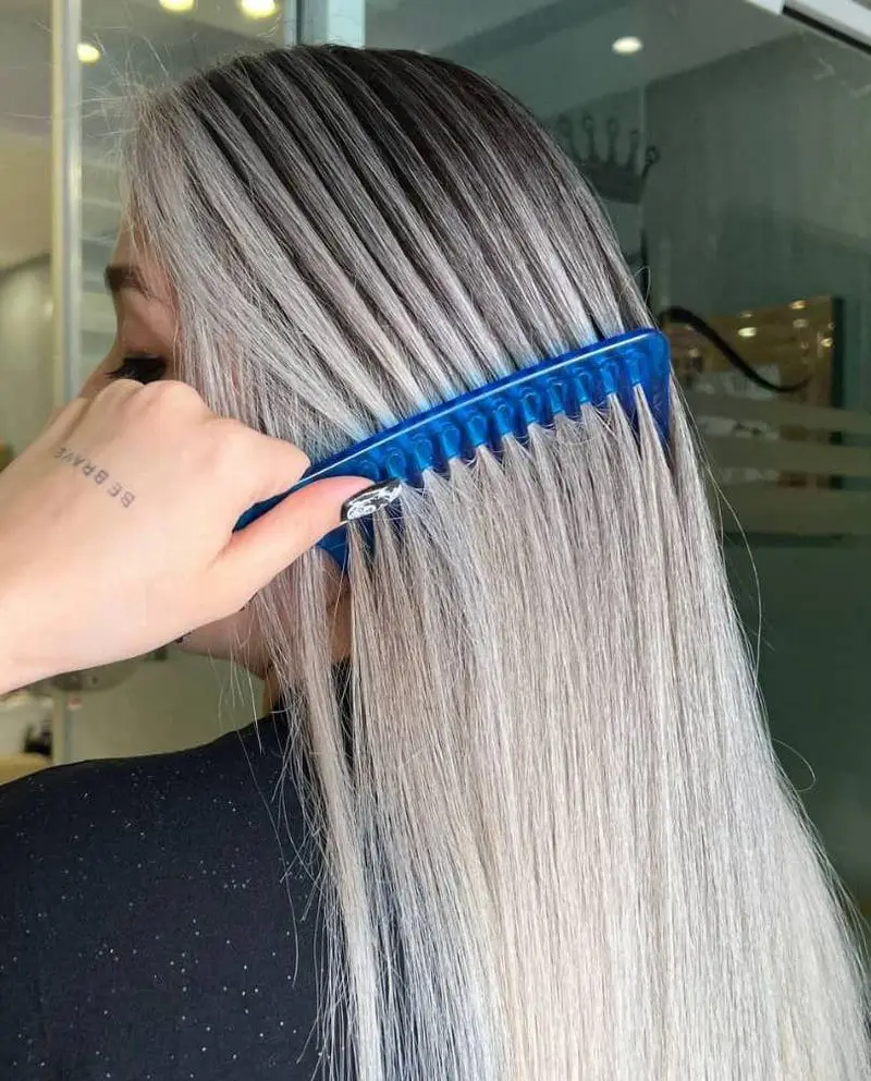 مراحل شانه کردن موهای دکلره شده با رنگساژ بلوند دودی خاکستری و مش سوزنی بسیار شیک و دقیق در سالن آرایش و زیبایی زنانه