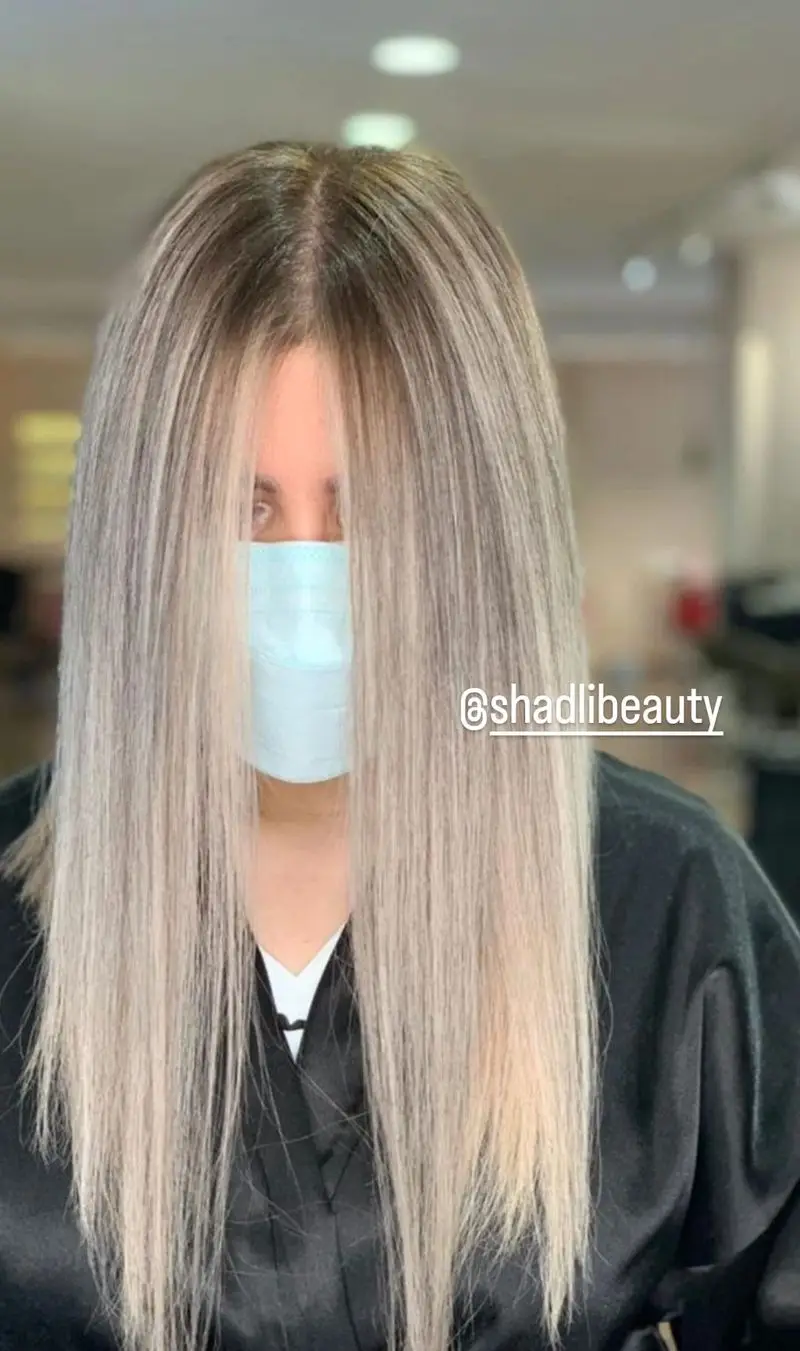 رنگ و لایت موی بلوند دودی خاکستری با ریشه تیره روی موهای صاف و بلند دخترانه در سالن زیبایی شادلی بیوتی با کیفیت عالی