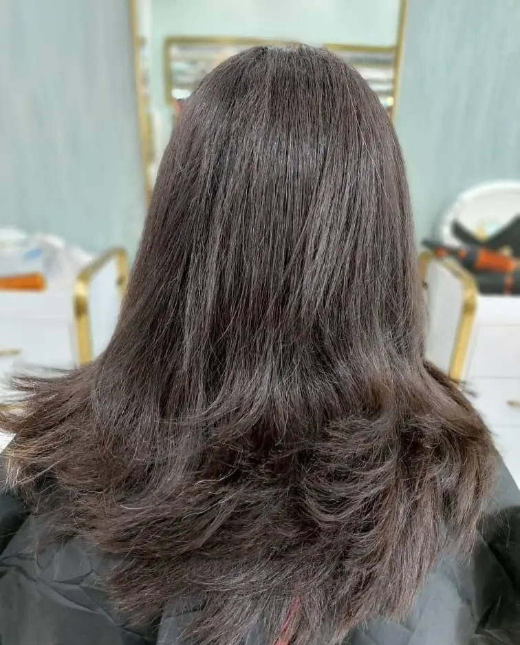 نمونه کار حرفه ای کوتاهی موی زنانه مدل لیر روی موهای قهوه ای تیره و پرپشت در سالن زیبایی و آرایشگاه تخصصی خدمات مو