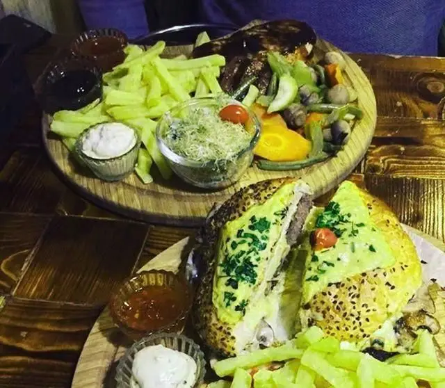 منوی متنوع کافی شاپ گلدون: بشقاب استیک گریل با سبزیجات و سیب‌زمینی، در کنار مرغ بریان با سس‌های ویژه برای تجربه‌ای فراموش‌نشدنی.