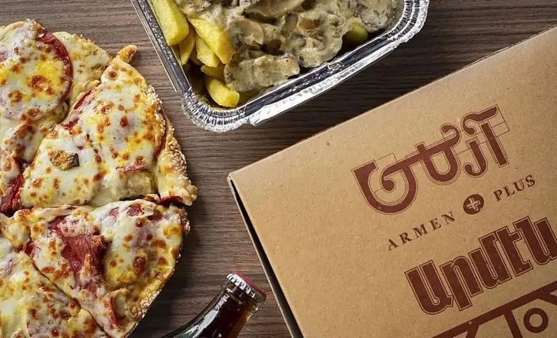 غذاهای خوشمزه ساندویچ آرمن پلاس: پیتزای پپرونی، سیب زمینی سرخ کرده با سس قارچ و نوشابه در جعبه آماده تحویل.