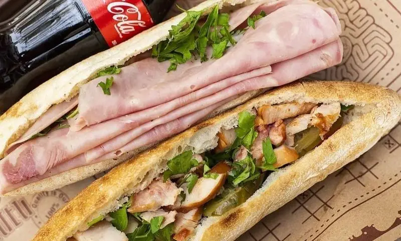 ساندویچ‌های لذیذ آرمن: یک ساندویچ ژامبون و یک ساندویچ مرغ خوشمزه با نوشابه کوکا، مناسب برای یک وعده غذایی سریع و خوش طعم.