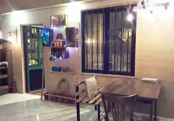 محیط دنج و دلنشین کافه اسفند با طراحی داخلی گرم، میز و صندلی‌های راحت و دکوراسیون جذاب برای لحظاتی آرام.