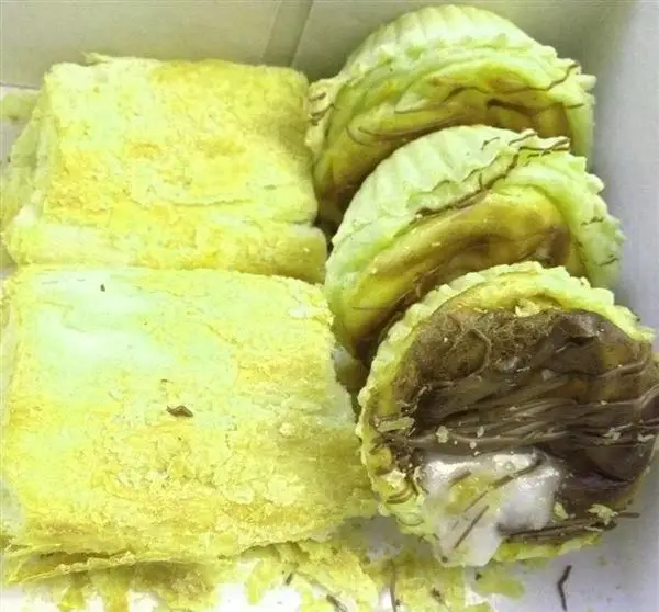 تصویر مجموعه‌ای از شیرینی‌های دانمارکی خانگی: شیرینی‌های زرد پودری و رول‌های تازه با مغز تیره و خوشمزه، انتخابی عالی برای پذیرایی.