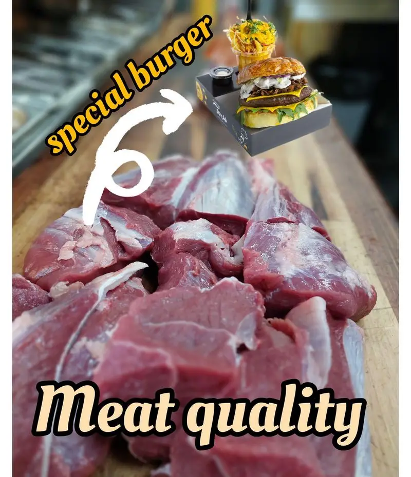 نمای نزدیک از گوشت قرمز تازه و باکیفیت برای برگرهای شیش برگر، با تاکید بر کیفیت مواد اولیه و ساندویچ همبرگر ویژه آماده شده.