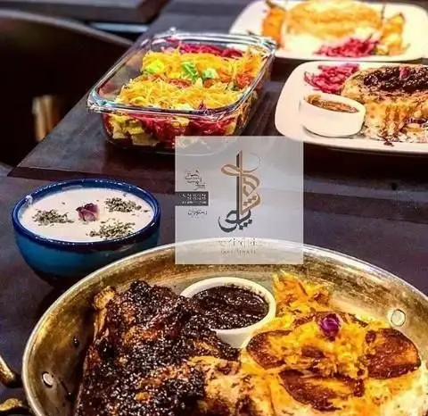 غذاهای خوشمزه رستوران ایرانی پلو شاهی نیوان شامل پلو، کباب، ماست و سالاد. تجربه لذیذ غذای سنتی ایرانی.