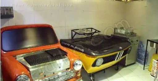 فضای داخلی "گاراژ گریل" با گریل‌های منحصربفرد ساخته شده از قسمت جلویی خودروهای کلاسیک، شامل مینی و بی ام و آلپینا.