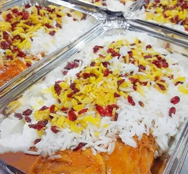 غذای شیرین پلو با مرغ مجلسی و برنج زعفرانی و زرشک فراوان در ظروف یکبار مصرف، آماده ارسال از رستوران شیرین پلو.