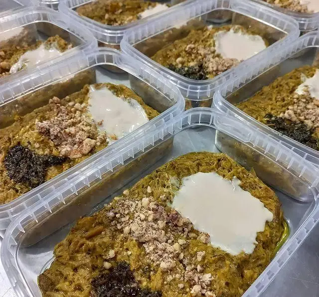 ظروف غذای آماده رستوران شیرین پلو: خوراک اصیل ایرانی با سس سفید، مغزهای خرد شده و تزئینات معطر، مناسب برای سفارش و بیرون‌بر.