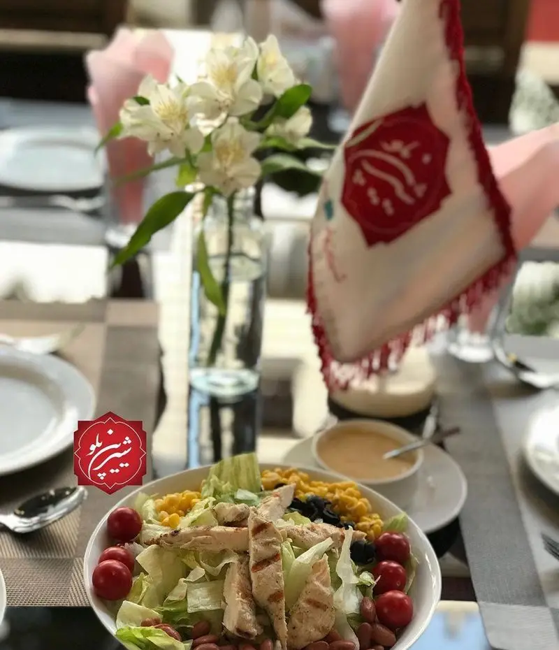 سالاد مرغ گریل تازه و خوشمزه با سبزیجات و مواد متنوع در محیط دلنشین رستوران شیرین پلو، گزینه‌ای سالم و جذاب برای شما.