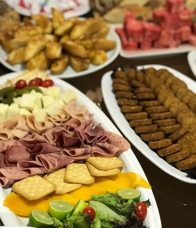 سفره رنگارنگ کترینگ و رستوران شیرین پلو شامل انواع مزه، فینگرفود، گوشت سرد، پنیر، کراکر، نان تست و میوه. ایده‌آل برای پذیرایی بوفه و جشن‌ها.