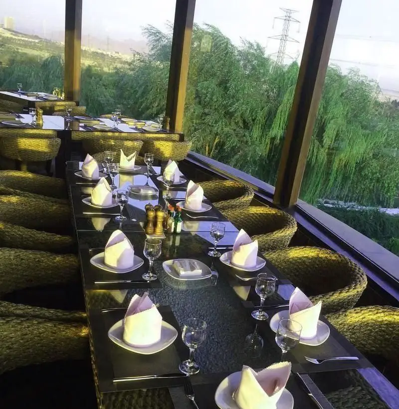 رستوران ایتالیایی مارینو، فضای داخلی دنج با میزهای شیک چیده شده و منظره دلنشین طبیعت. مناسب برای تجربه‌ای لوکس و به یادماندنی.