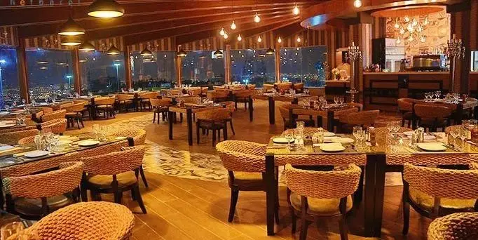 رستوران ایتالیایی مارینو با دکوراسیون شیک، فضای دلنشین، صندلی‌های حصیری و نمای زیبای شهر در شب، تجربه‌ای لوکس و رمانتیک برای شام فراهم می‌کند.