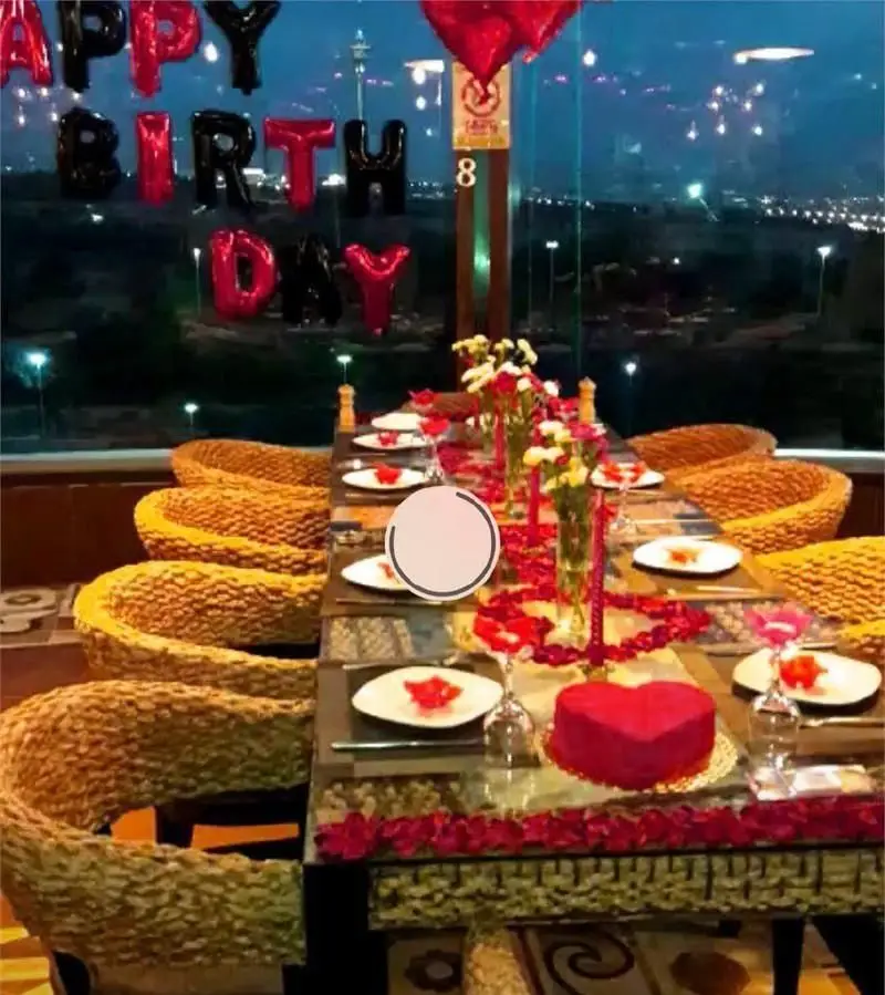 میز آرایی شیک جشن تولد در رستوران ایتالیایی مارینو، با منظره زیبای شب شهر، دکور رمانتیک و کیک قلبی برای لحظات خاص.