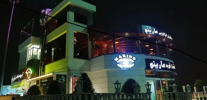 نمای شبانه و چراغانی رستوران ایتالیایی مارینو، مکانی دلپذیر با منوی کامل از غذاهای اصیل ایتالیایی و کافه دنج.