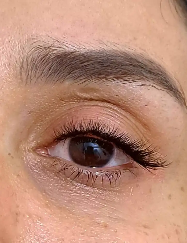 کاشت مژه فاموژه: زیبایی و جذابیت چشمان شما با مژههایی پرپشت و دلربا. خدمات تخصصی کاشت مژه برای ظاهری خاص و خیرهکننده.