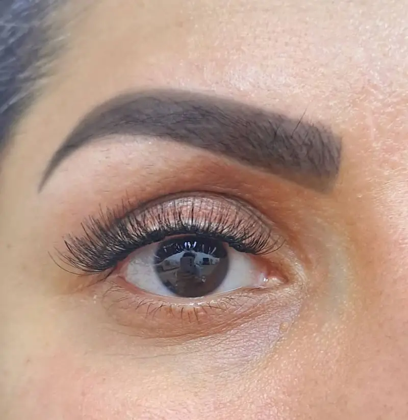 تصویر جذاب کاشت و اکستنشن مژه والیوم با کیفیت بالا توسط متخصصین فاموژه. ارائه بهترین خدمات زیبایی چشم و مژه.